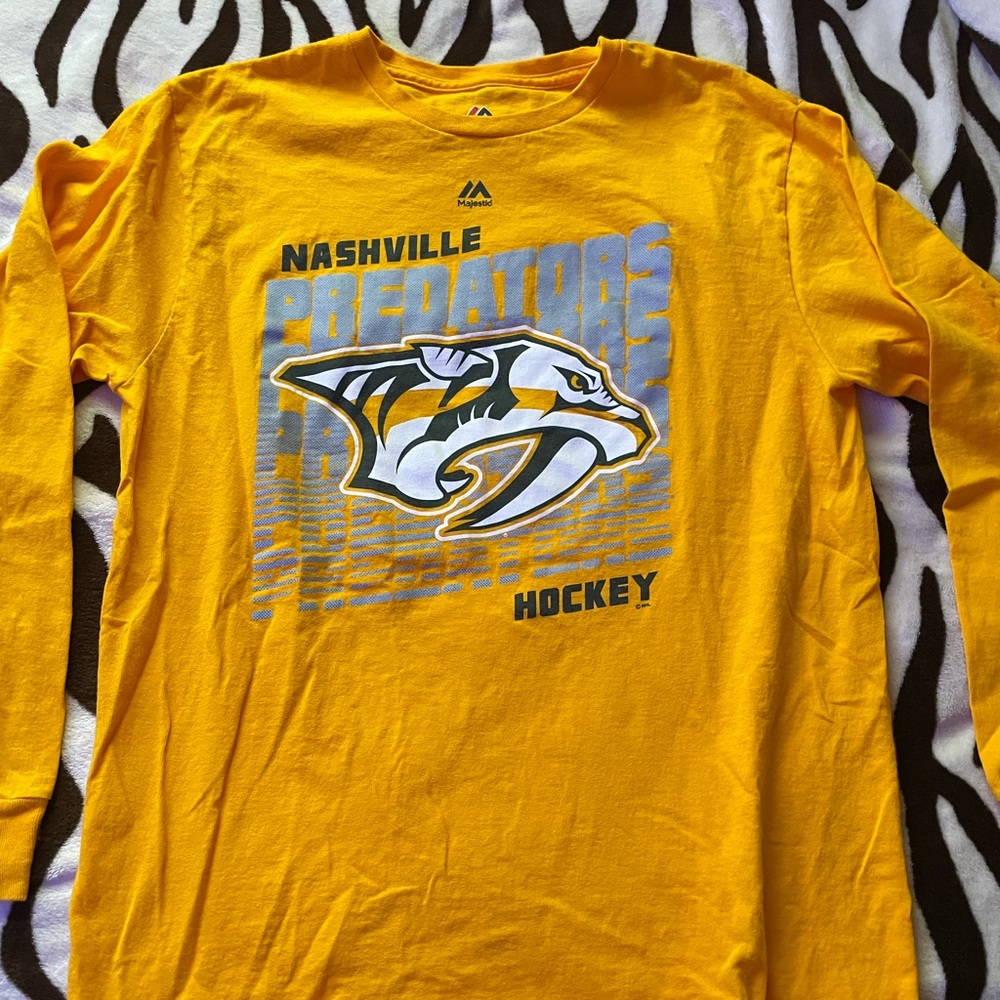 Men’s Large Nashville Predators shirt